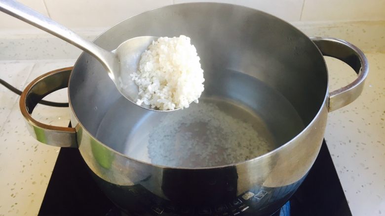 #感恩节食谱# 香菇虾仁蔬菜粥,锅里放入1000ml的水，水开后放入大米。