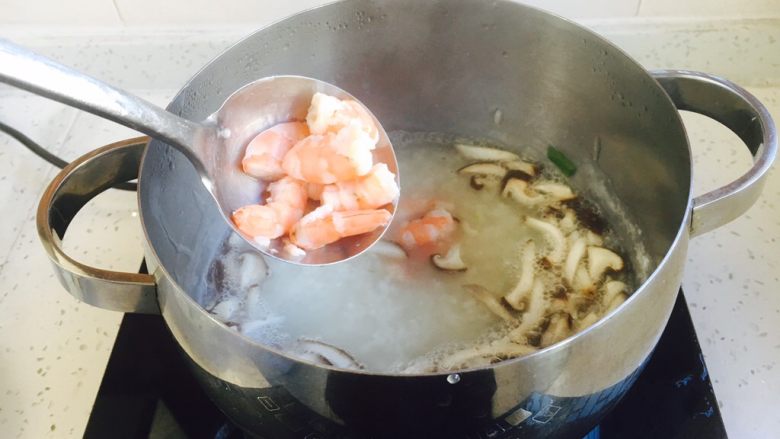 #感恩节食谱# 香菇虾仁蔬菜粥,放入虾米。