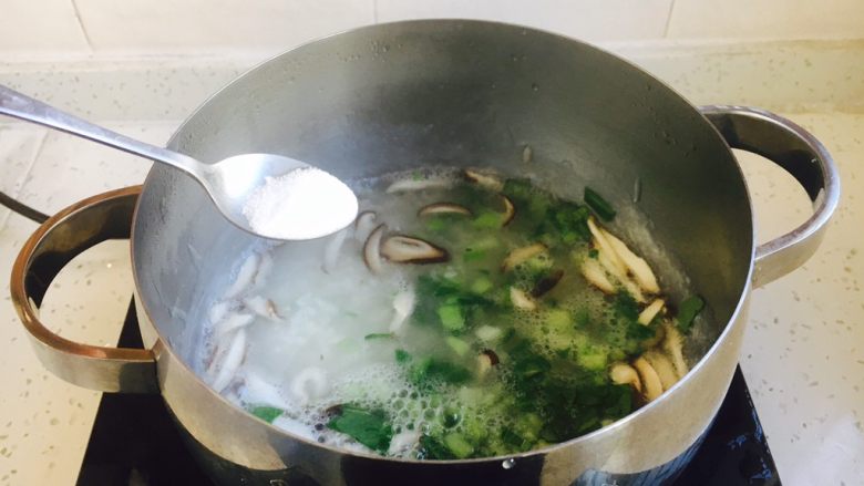 #感恩节食谱# 香菇虾仁蔬菜粥,放入少许盐调味。