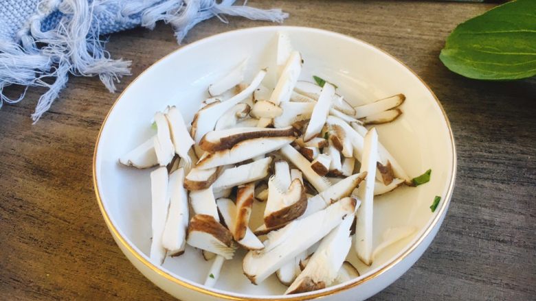 #感恩节食谱# 香菇虾仁蔬菜粥,把香菇切成任意大小的片。