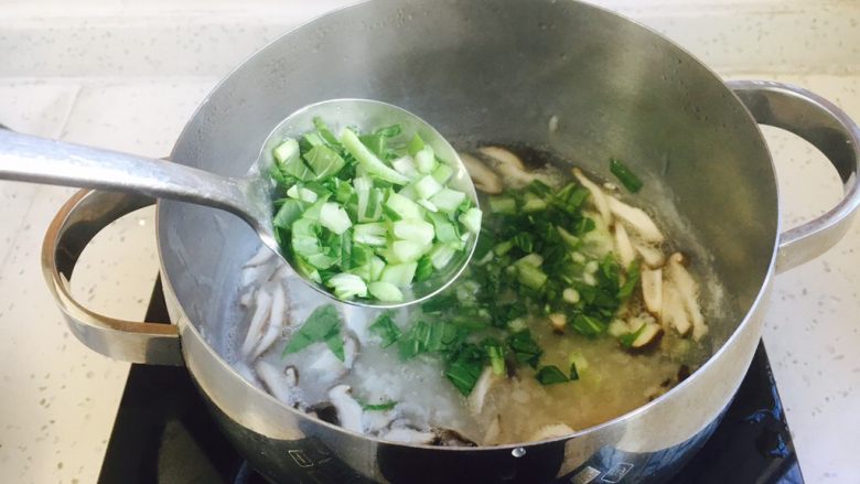 #感恩节食谱# 香菇虾仁蔬菜粥,放入小油菜碎末。