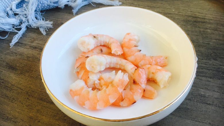 #感恩节食谱# 香菇虾仁蔬菜粥,把煮熟的虾去皮。
