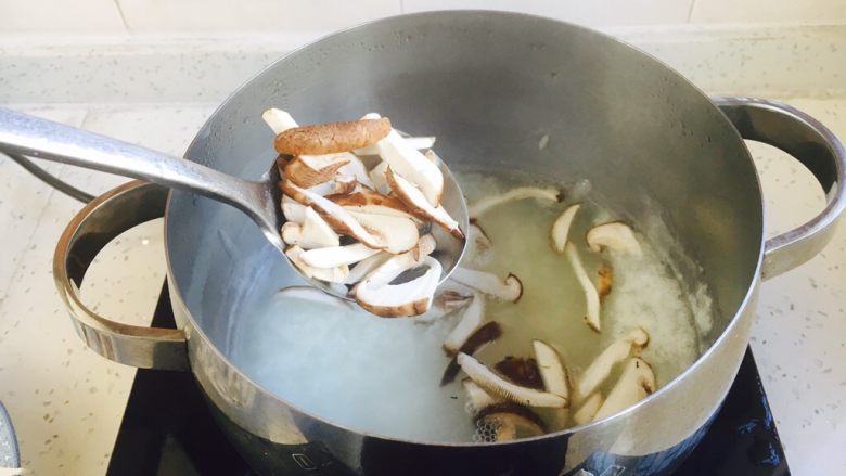 #感恩节食谱# 香菇虾仁蔬菜粥,放入香菇丝。