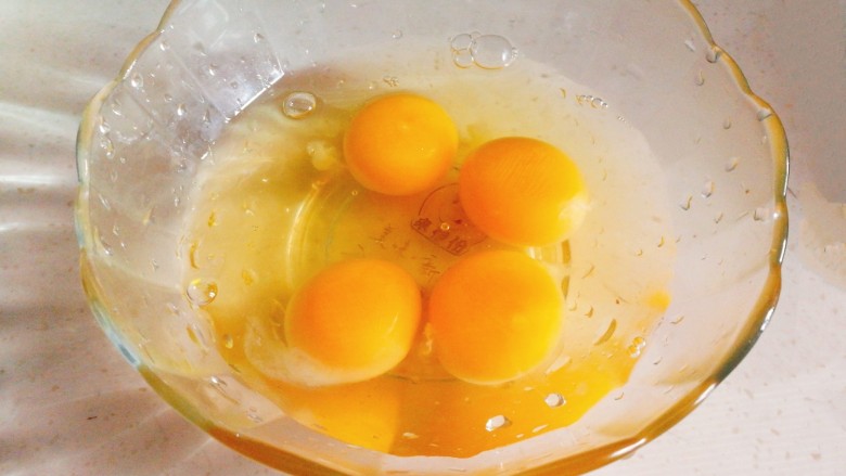 阳光早餐～秋葵厚蛋烧,鸡蛋打入碗中