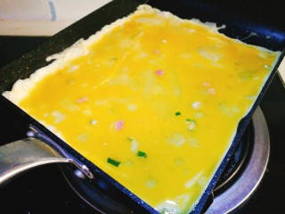 阳光早餐～秋葵厚蛋烧,鸡蛋液倒入锅中一部分 摊成饼