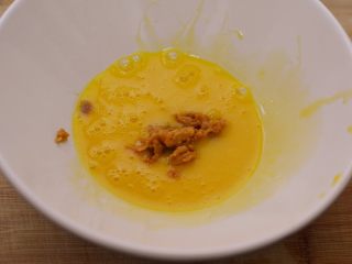 赛螃蟹,把咸蛋黄和蛋黄混合均匀。