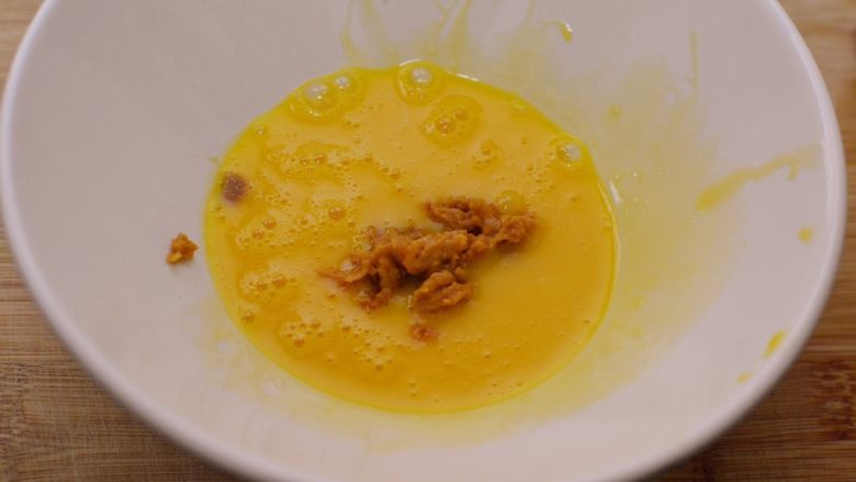 赛螃蟹,把咸蛋黄和蛋黄混合均匀。