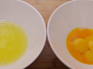赛螃蟹,蛋清和蛋黄分别打在两个碗里。