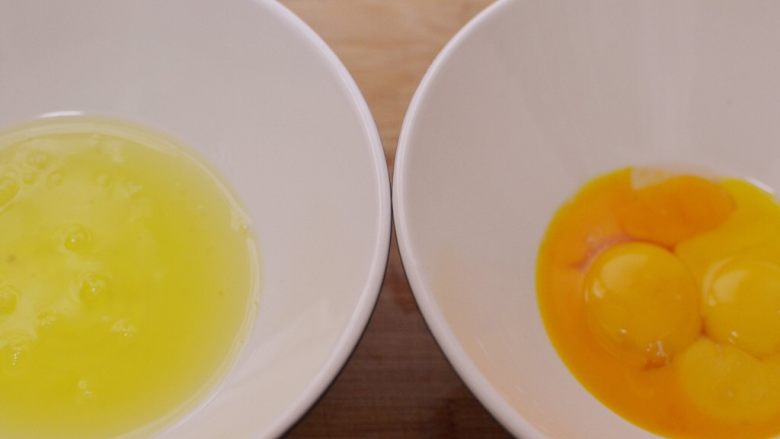 赛螃蟹,蛋清和蛋黄分别打在两个碗里。