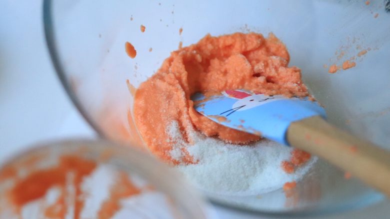 宝宝辅食^_^胡萝卜肉松米糕,打成细腻的胡萝卜泥，放入大米粉里