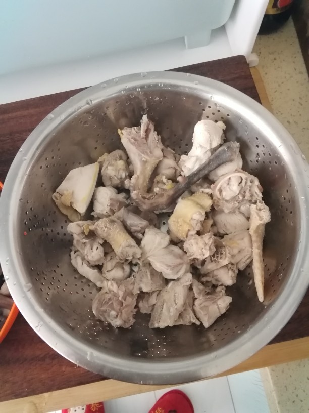 小鸡（野鸡）炖蘑菇,1.野鸡洗净切小块，再把野鸡肉放滚水里去血沫捞出控水