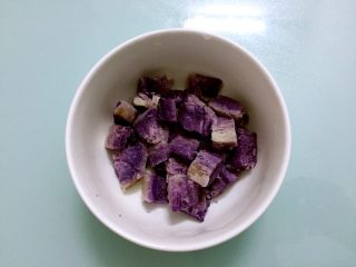 #感恩节食谱#紫薯蛋挞,紫薯蒸熟后去皮切成小块备用