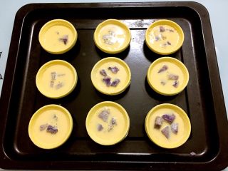 #感恩节食谱#紫薯蛋挞,倒入蛋挞液七八分满