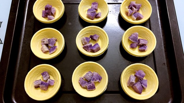 #感恩节食谱#紫薯蛋挞,蛋挞皮放入紫薯