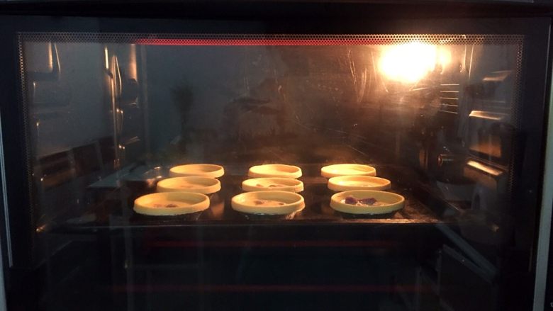 #感恩节食谱#紫薯蛋挞,放进预热好的烤箱，上下火200度，中层20分钟。观看蛋挞上色，有焦化基本上就差不多了。