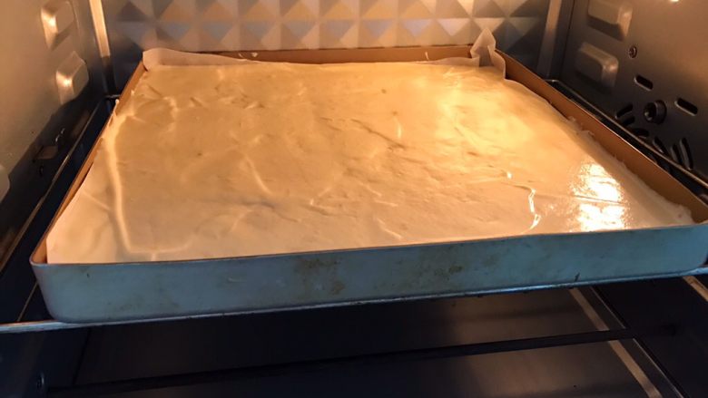 低油柔软香蕉蛋糕卷,放入预热好的烤箱中层170度烤20到25分钟左右
