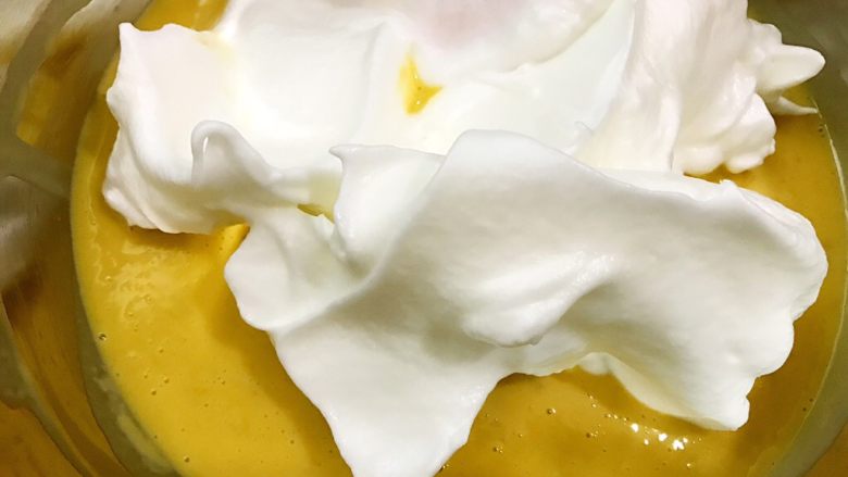 低油柔软香蕉蛋糕卷,分三次把打发好的蛋白翻拌加入蛋黄糊里