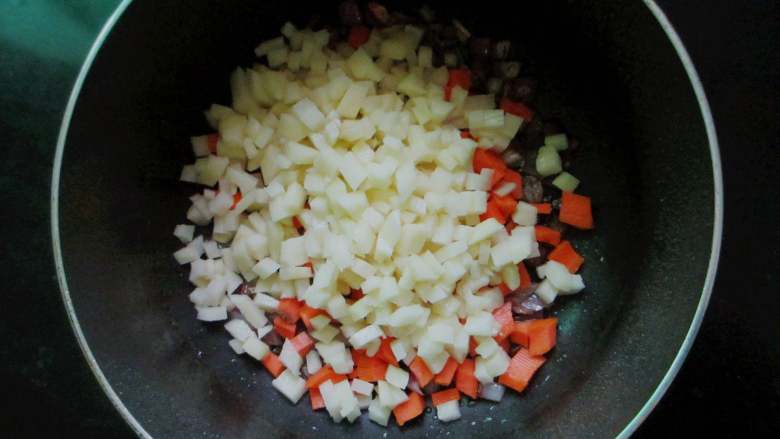 咖喱鸡排饭,免炸版,再加入胡萝卜土豆翻炒出土豆白边