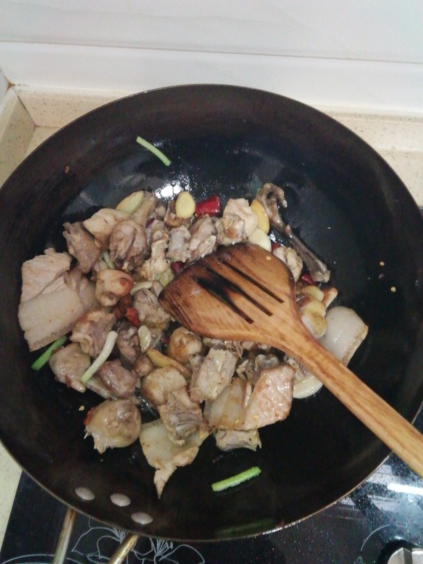 小鸡（野鸡）炖蘑菇,炒至金黄色时加姜葱八角花椒后炒出香味。