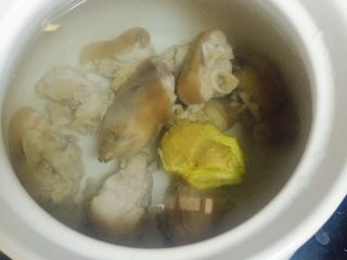 花生海带猪蹄汤,砂锅中放入大半砂锅清水，倒入猪蹄和老姜。
