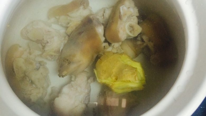 花生海带猪蹄汤,砂锅中放入大半砂锅清水，倒入猪蹄和老姜。