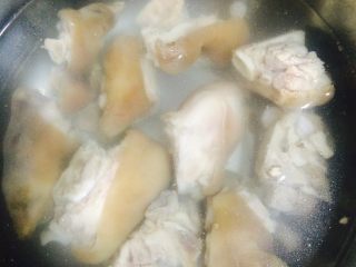 花生海带猪蹄汤,在锅中加入半锅水，煮沸后加入猪蹄，倒入一勺料酒，氽烫3到5分钟。