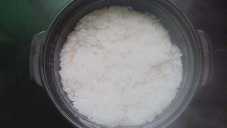 石锅拌饭,把米饭装进石锅内，小火加热一分钟