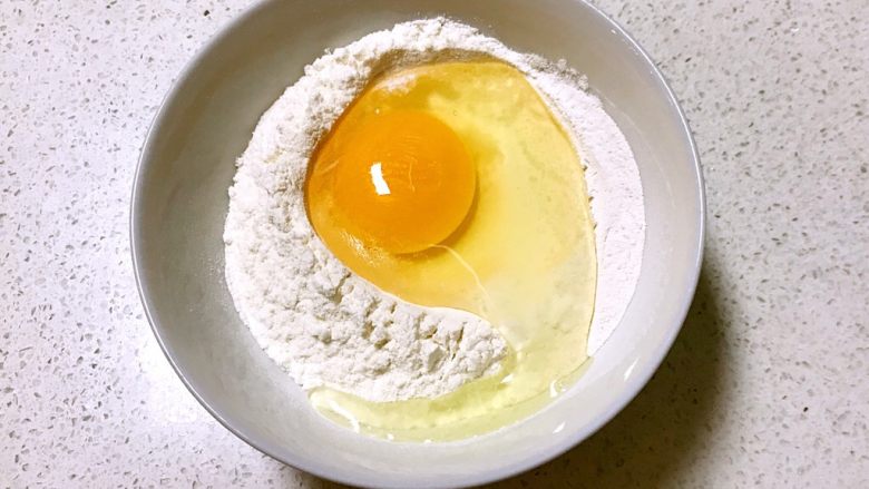 自制午餐肉,把鸡蛋液打入干淀粉中