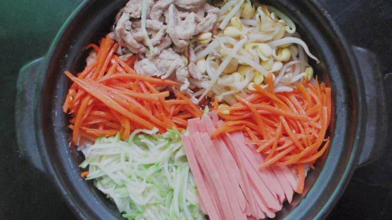 石锅拌饭,炒熟的食材一一摆放在米饭上面