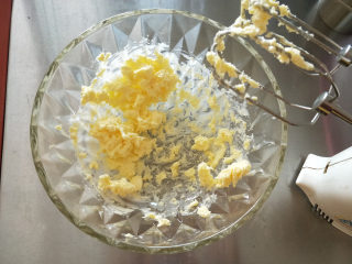 酸奶南瓜派,黄油室温软化。一定要软化到能轻松按个坑，这样才好和蛋黄搅打均匀。