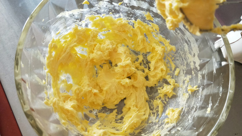 酸奶南瓜派, 加入蛋黄，打发呈乳霜状。