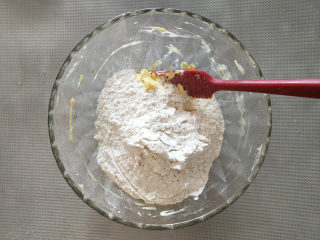 酸奶南瓜派,倒入过筛后的低筋面粉。