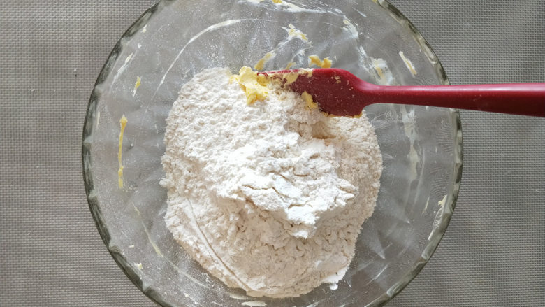 酸奶南瓜派,倒入过筛后的低筋面粉。
