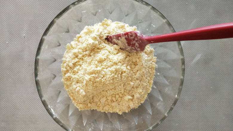 酸奶南瓜派,切拌成无干粉的颗粒状。