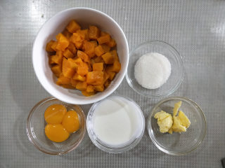 酸奶南瓜派,称量好南瓜馅所用的材料。