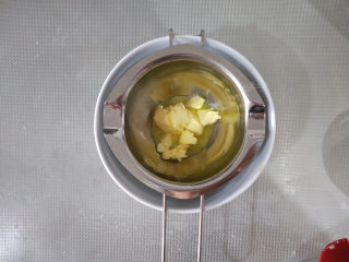 酸奶南瓜派,南瓜馅用的黄油要隔水加热至液态。