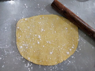 酸奶南瓜派,擀成薄片。擀的时候有点粘，可以撒点高筋面粉防粘。