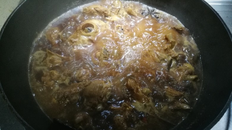 红烧小羊肉,10分钟后翻炒一下，防止粘锅。