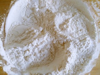 旺仔小馒头（无泡打粉）,将玉米淀粉和低粉混合过筛