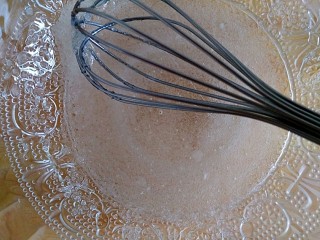 旺仔小馒头（无泡打粉）,将植物油置于空碗倒入白砂糖混合搅打至砂糖融化