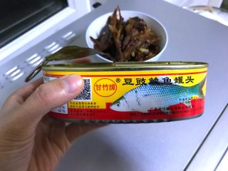 豆豉鲮鱼烧油麦菜,鱼罐头