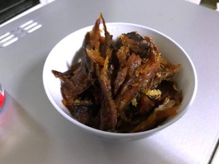 豆豉鲮鱼烧油麦菜,把鱼取出来撕成小条