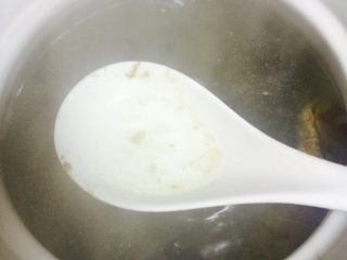 花生海带猪蹄汤,煮沸3到5分钟后，转小火。用汤勺舀去浮沫。