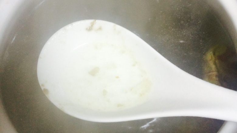 花生海带猪蹄汤,煮沸3到5分钟后，转小火。用汤勺舀去浮沫。