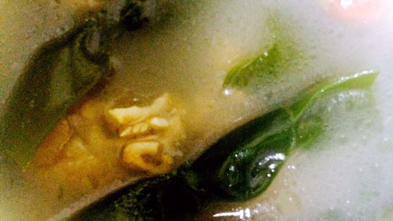 花生海带猪蹄汤,可加少许糖提鲜，再加点葱花，即可舀出食用。