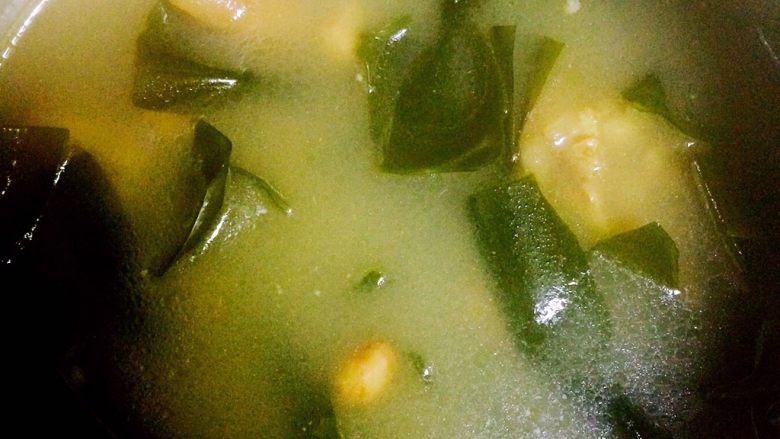 花生海带猪蹄汤,煲至汤汁雪白，猪蹄酥烂时，加入适量盐调味。