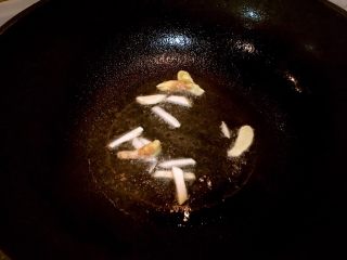 爆炒花蛤,倒入适量食用油，油热以后，放入姜、大蒜