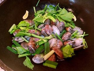 爆炒花蛤,先放入花蛤，然后再放入芹菜、葱、盐、生抽，爆炒一下，然后倒入开水，盖好锅盖，闷煮3～5分钟即可；