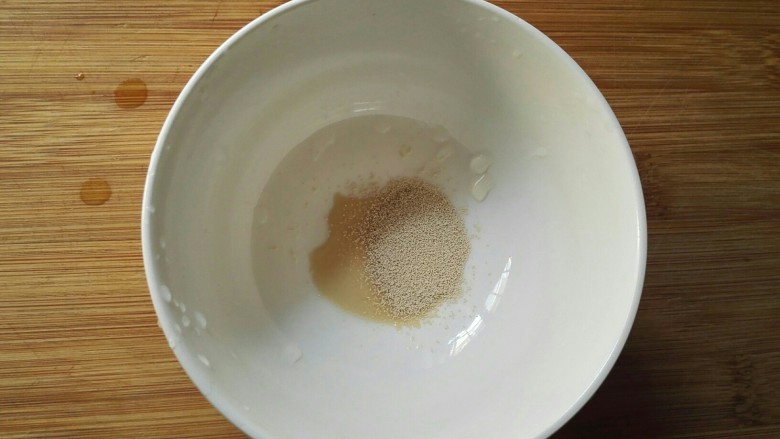 红糖开花发糕,取一小碗倒入2g发酵粉。