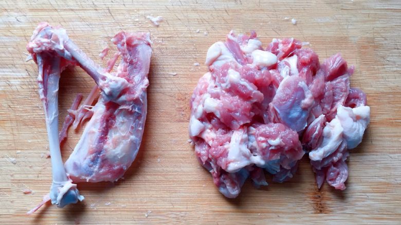 白玉菇黑木耳蒸鸡腿,将浸泡好的鸡腿清洗干净，将鸡腿剔骨，切小块。